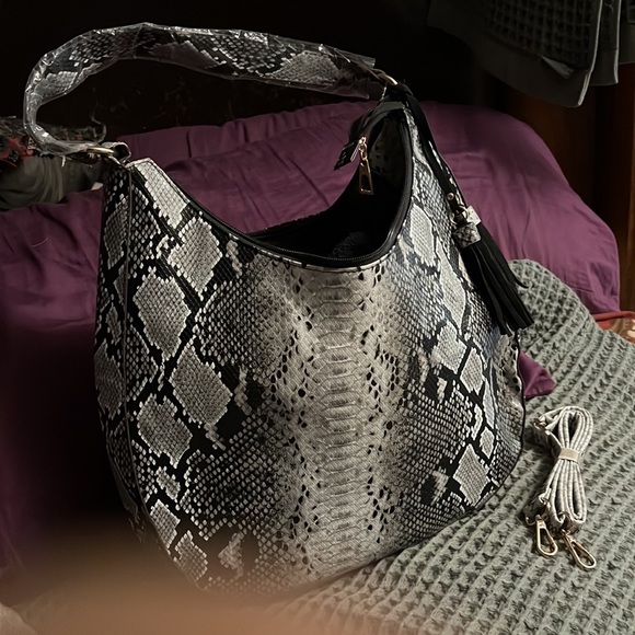 4 tha Ladies🙌 Woman’s stylish Snakeskin print Bag 👜 - Picture 3 of 5